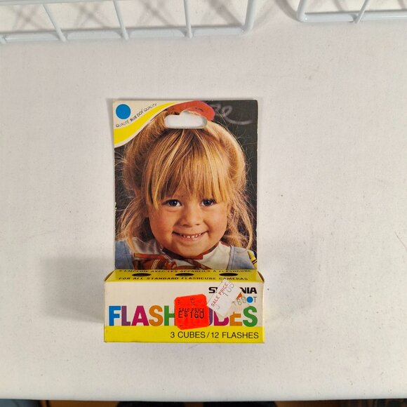 Vintage SYLVANIA Blue Dot Flash Cubes & Magicubes 9 Cubes/36 Flashes OriginalPkg - Picture 13 of 13